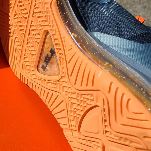 Nike Max LeBron Xi low (GS) size 7Y Lt mgnt Grey, dark midnight Grey and Mango - Picture 5 of 5